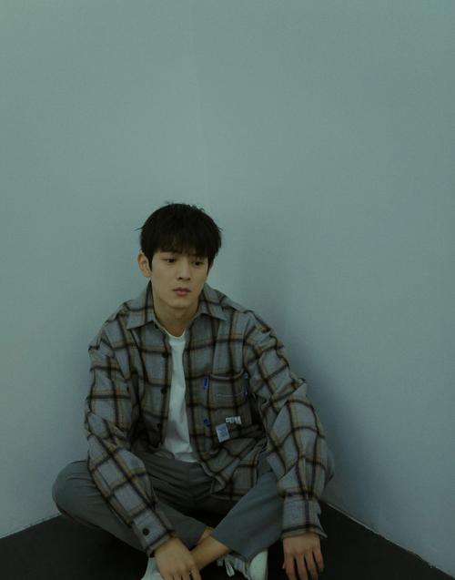 简介:王润泽时尚帅气写真图片,分享一组王润泽图片给大家,图中的明星