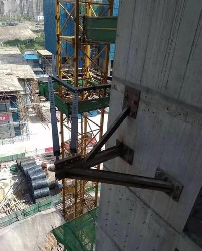 山东济宁一在建工地塔吊倒塌!塔吊要倒塌?其实