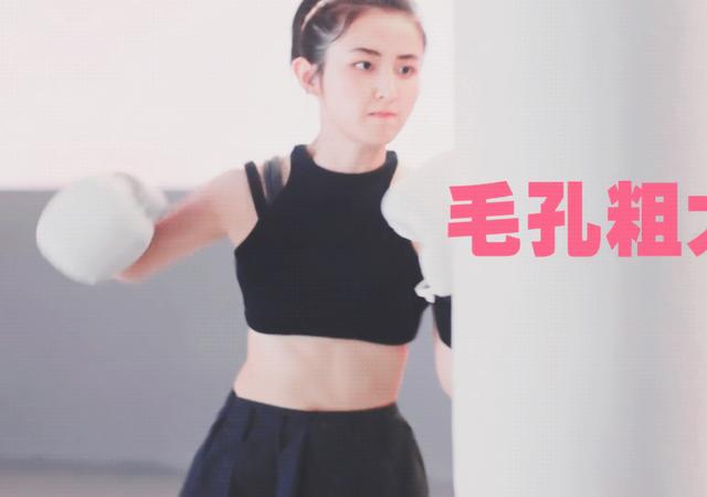 张子枫高考后偷偷健身,拍广告无意露出手臂,哪里还像