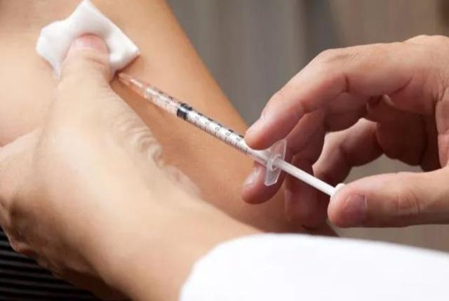 为何有的人打上新冠疫苗后胳臂疼有的人却没感觉医生道出实情