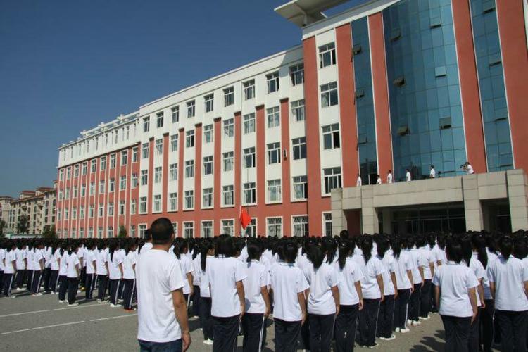 "献礼祖国70华诞,同唱国歌,同升国旗" ——岫岩第二高级中学举行新