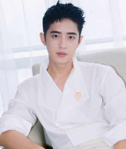 演员梁靖康媒体杂志综艺植入vlog拍摄翻包