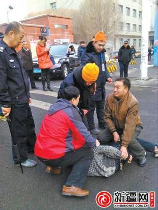 乌鲁木齐市方圆社区出了位"空手夺刀哥"(图)