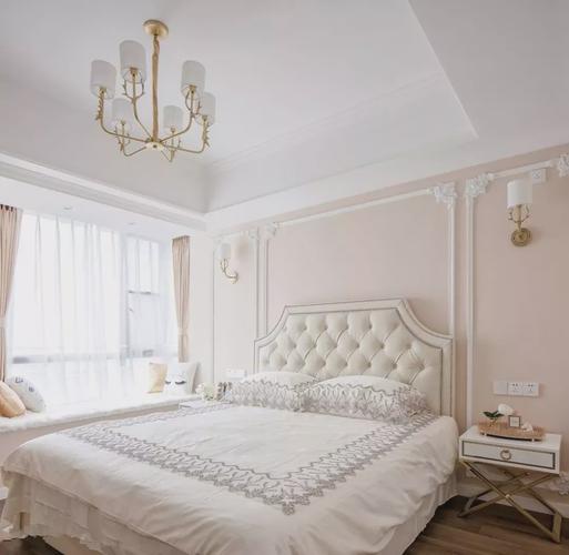 背景墙上加石膏线,更有档次多了,亲戚都喜欢这样做