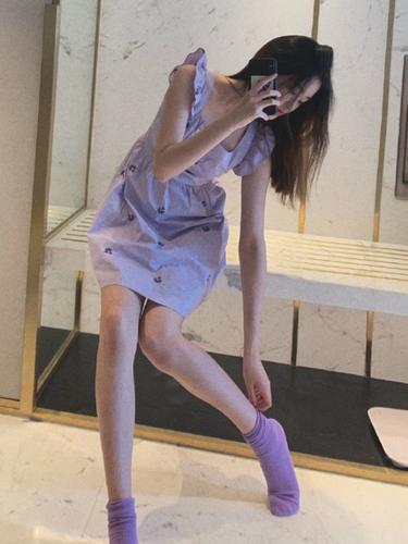 五官与本尊极相似,17岁腿长就不