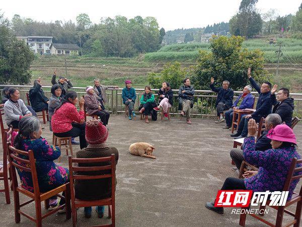 慈利县三官寺土家族乡:屋场会里学党史 田间地头话发展