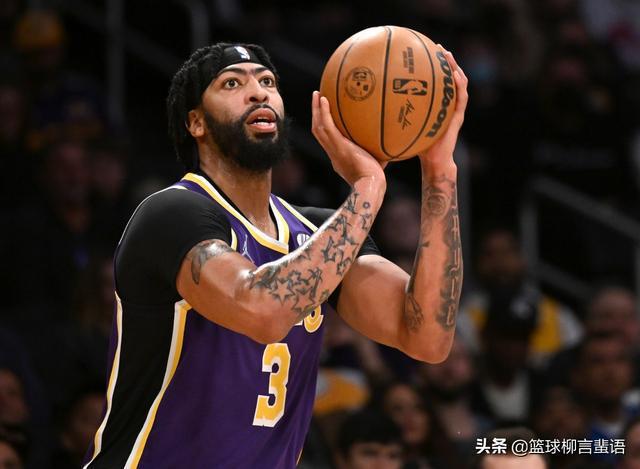 湖人队史场均得分排名前十的球员奥尼尔排名第二科比未进前三