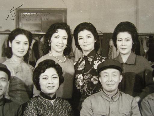 老照片:王昆与东方歌舞团远征等名演员1979年来鞍山演出后留影