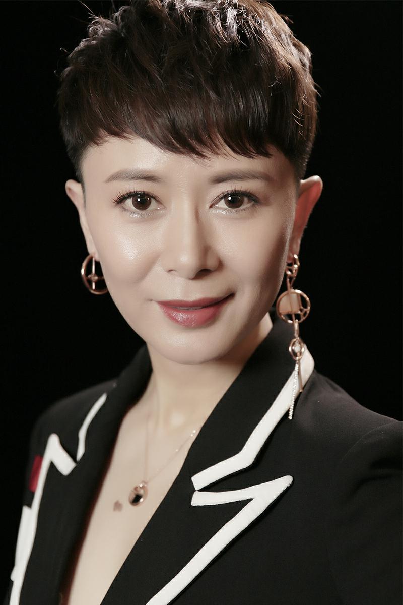 近日,中国国际时装周在北京顺利举行,演员张恒多次受邀出席品牌秀场.