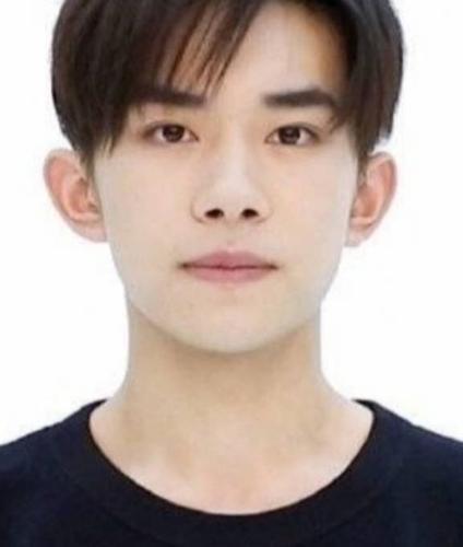 同样是明星证件照:逃过了易烊千玺,躲过了陈立农,最后