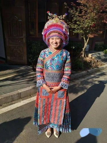 身穿苗族盛装的阿妹戚托小镇姑娘.新华网记者 薛涛 摄