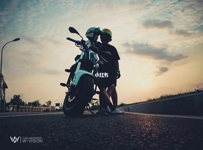 机车情侣街拍第一波#机车情侣拍照姿势_机车_拍照姿势