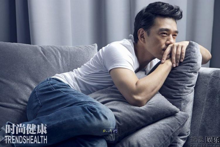 王耀庆时尚大片露胸肌_肌肉网