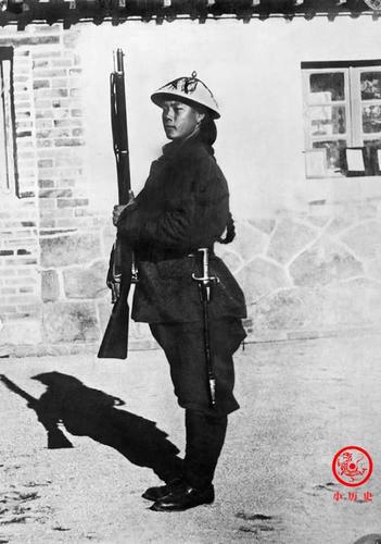 晚清老照片:青楼女子年轻貌美,人群好奇地围观照相机