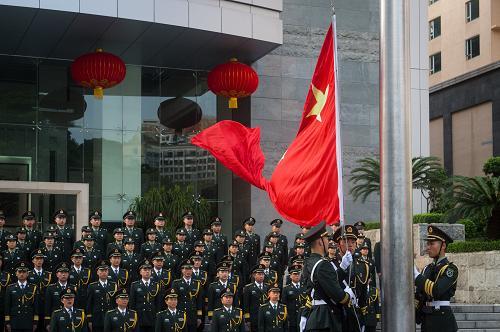 解放军驻澳部队举行升国旗仪式庆祝建军87周年