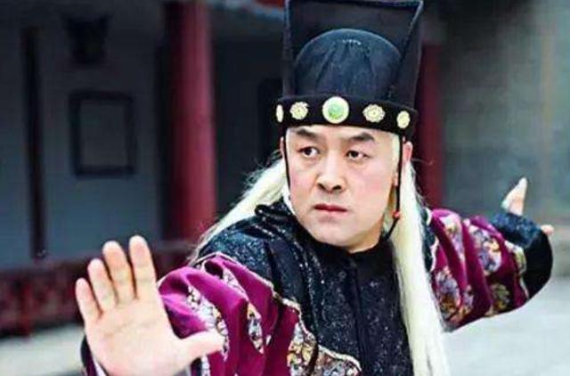 里的孩子卖到皇宫当中,当太监历史上也曾经出现了不少手握大权的太监