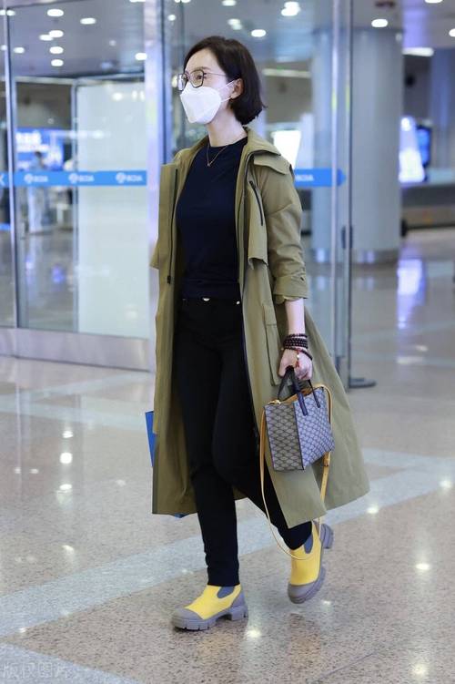 陈数走机场被拍,穿紧身t恤配风衣,身材是真好即使素颜也漂亮!