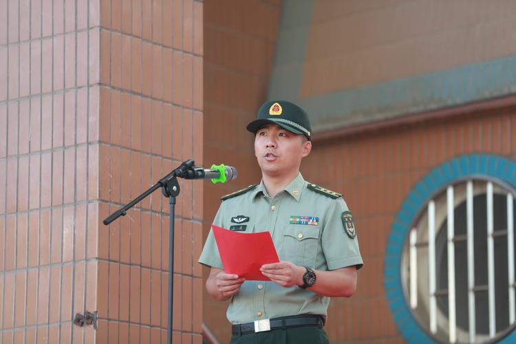 校长崔新有代表学校向31605部队赠送了锦旗,表达了学校对承训部队