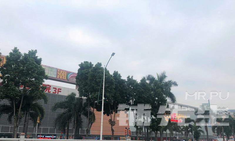 凤岗镇沃尔玛内(服装店)转让,扶梯出入口旁边