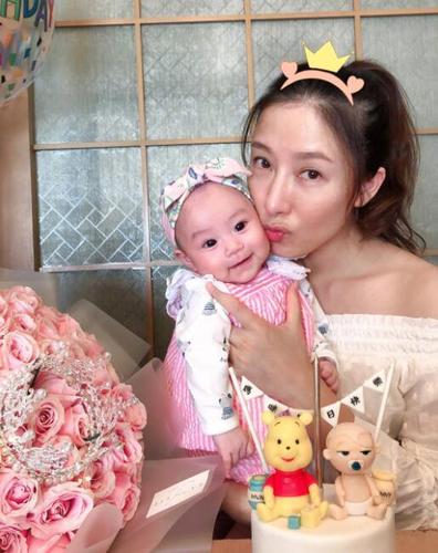 胡杏儿晒三胎孕照,尽显美丽与幸福,与她同期的几位艺人也好会生