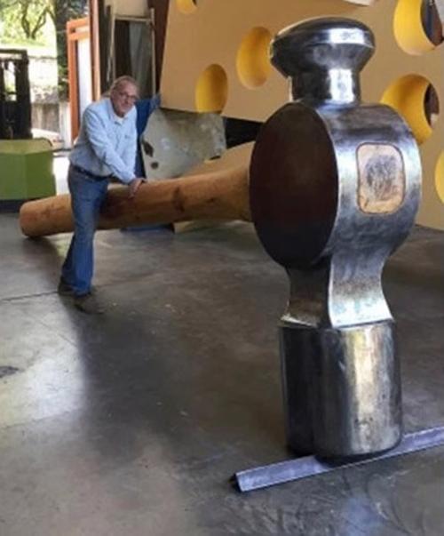 巨型锤子由昂克里一手打造.