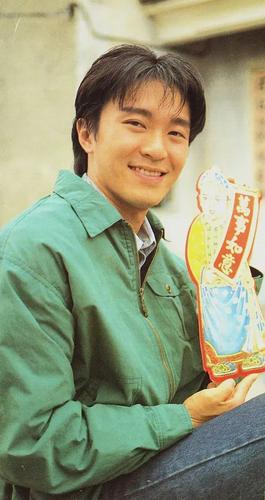 这些大牌艺人中也包括如今的"喜剧之王"周星驰甚至在早年,女演员