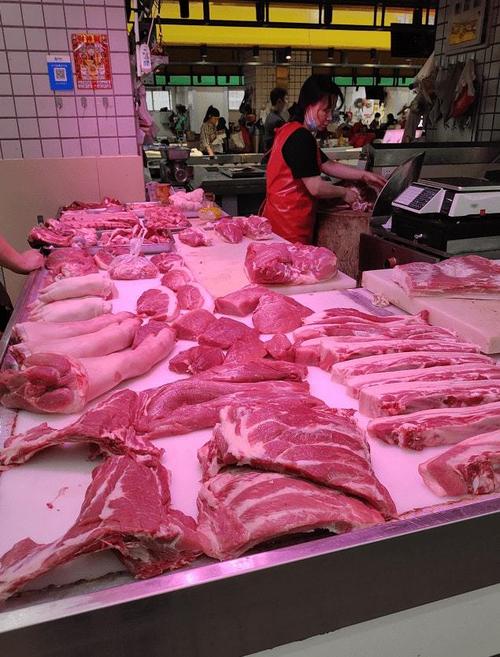 在一家标着"德清土猪肉"的门店内,记者看到腿肉,杂骨的零售价均为11.