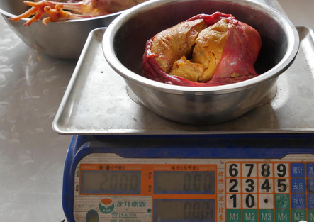 河北定州一村民杀鸡得宝 价格堪比黄金