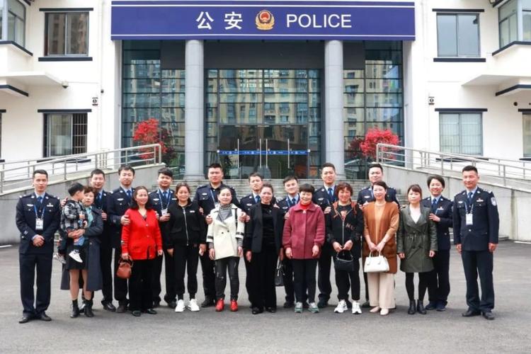 感恩有你丨城东派出所开展"向母亲汇报"人文警务活动