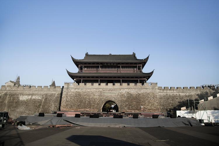 衢州古城墙是一座体现明清时期传统建筑风格的大型防御设施.