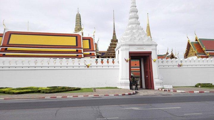 大皇宫8:30开门,在门口现金买票,500b/人.