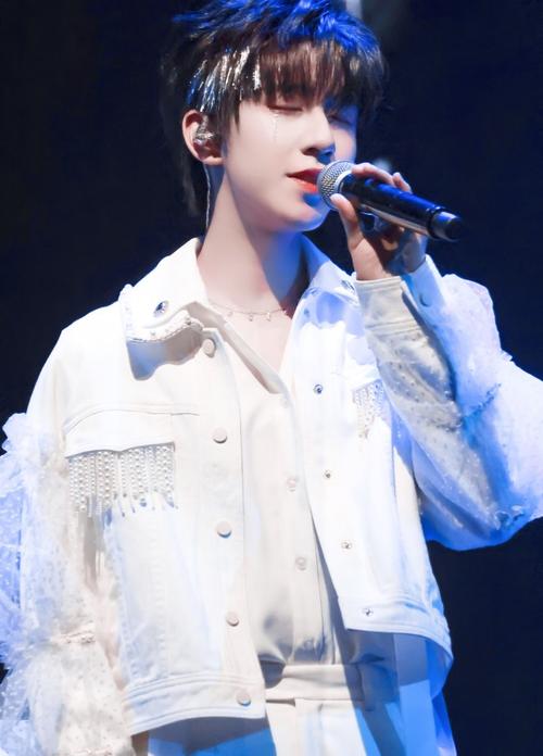 白月光少年贺峻霖来啦,请各位深海做好准备