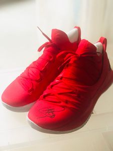 库里亲笔签名球鞋