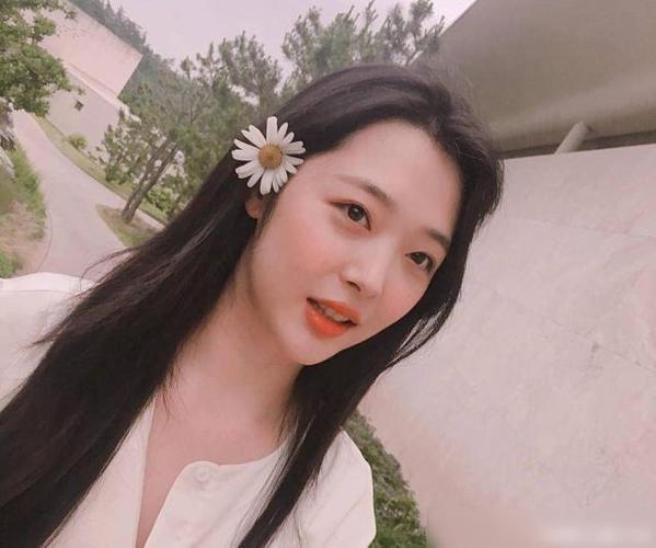 又出"事故"!崔雪莉直播胸部不慎走光,依旧不穿内衣引热议