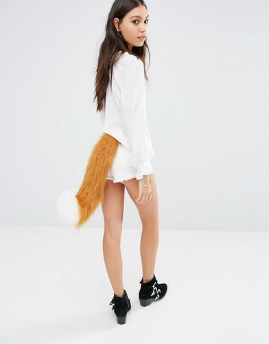 国外女孩掀起「带尾巴」流行趋势 一秒变得又潮又性感