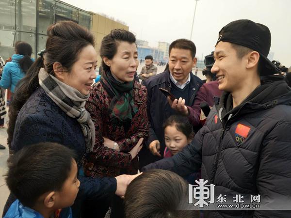 运动员许宏志载誉回家乡 平昌冬奥会短道速滑男子5000