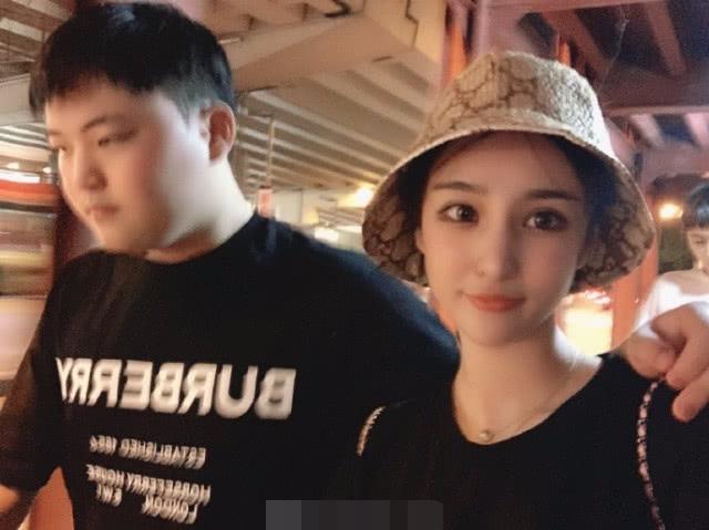 电竞暖男uzi,亲手为女友系鞋带,网友:实名制羡慕!_婷婷