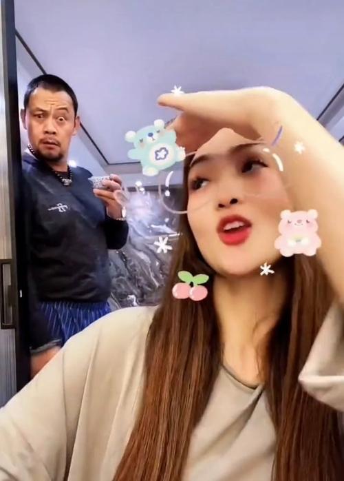 随后,李汶桐还在视频中使用卡通特效,表演了一段手指舞.