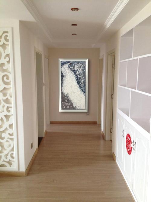 家里装修,想在正对进户门的过道的顶端的墙面上挂一副