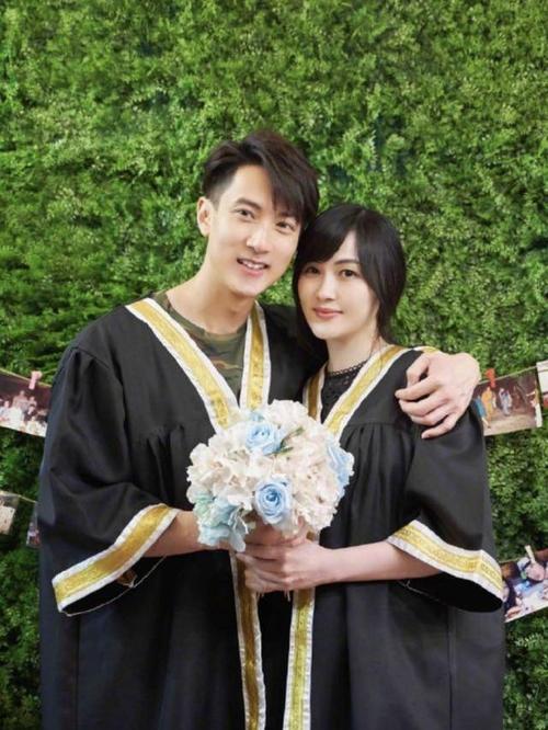 吴尊和妻子再拍毕业照,时隔多年毫无岁月痕迹,照片背景墙成亮点