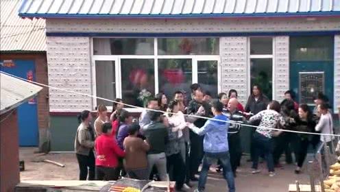 大村官,村里大妈打架可真够狠的,把假发都干掉了!