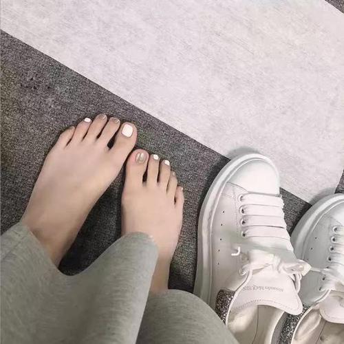 请问哪个脚丫好看?