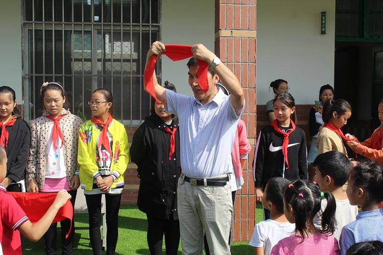 铜北润杰学校小学部一年级学生举行少先队员入队仪式