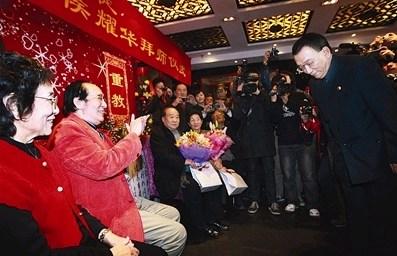 大师常宝华收徒侯耀华的仪式,在北京亚运村某酒楼举行,唐杰忠,李金斗