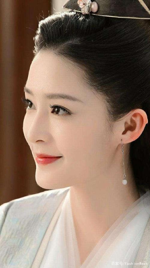 李沁拍落水戏变落汤鸡,眼神楚楚可怜,裹着羽绒服也是