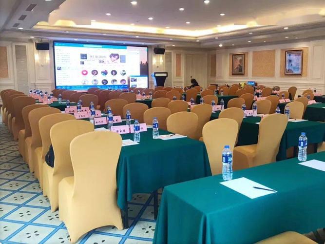 岛屿式 威尼斯会议室 :总面积306平米,全厅可容纳150人 索菲亚会议室