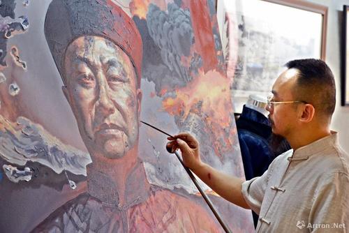 当代著名艺术家陈可之在自己绘制的第一代中国海军英烈邓世昌油画