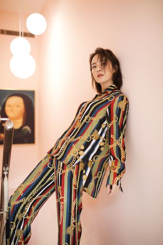 阳蕾最新写真 演绎可a可甜时尚睡衣风