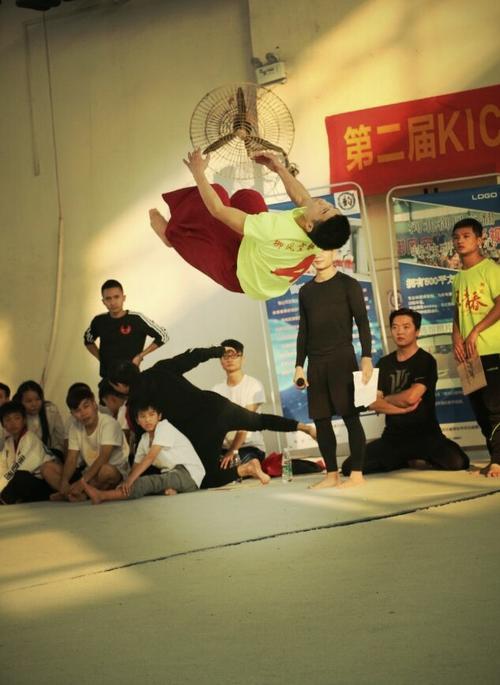 开始练习动作基本功.熟练后.可在安全环境中尝试空翻.