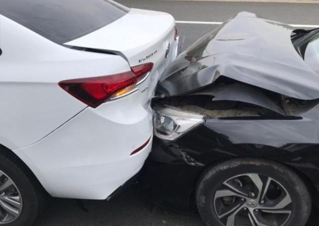 雅阁追尾英朗,挪开车以后,雅阁车主:保险杠纸糊的吗